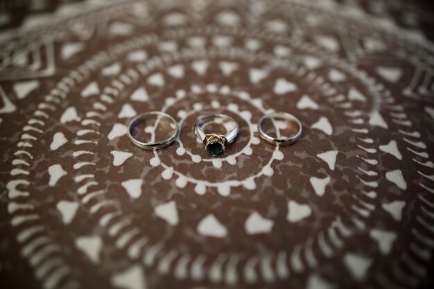 Anillos de oro de boda en una mesa de ceremonia