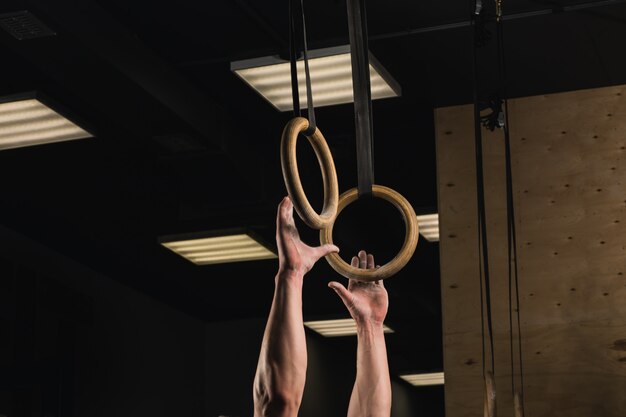 Anillos suspendidos en correas en el gimnasio de crossfit