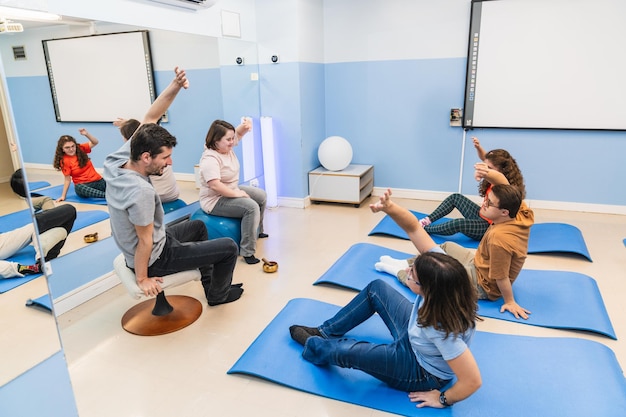 Una animada clase de yoga con participantes que incluyen a los con síndrome de Down