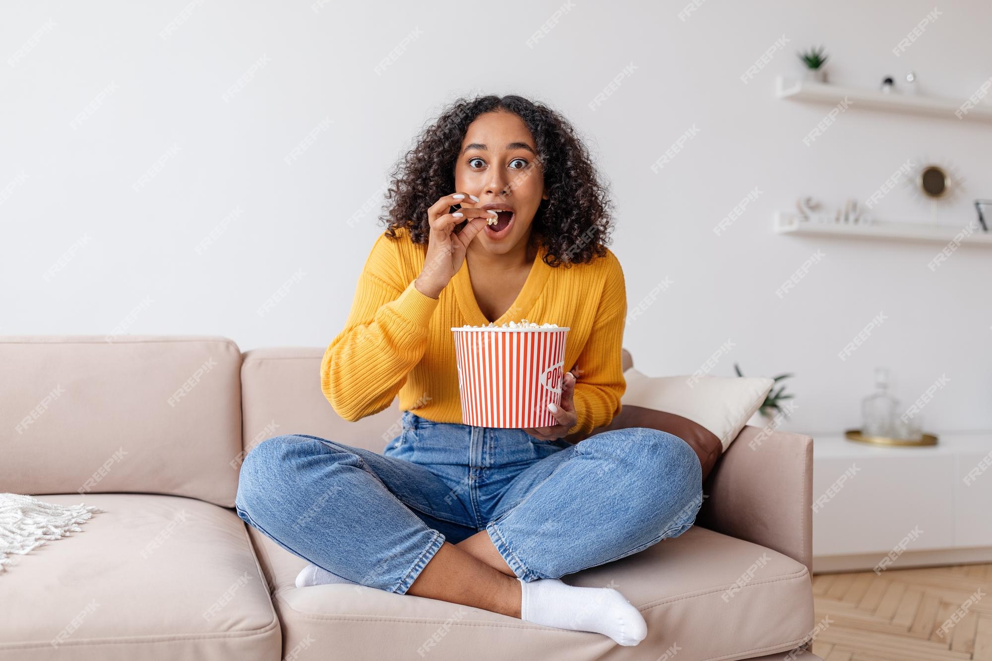 Família Afro-americana De Três Assistindo TV E Torcendo Jogos De Basquete  No Sofá Em Casa Foto de Stock - Imagem de feliz, basquete: 198337874