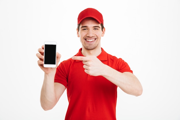 Animado feliz entrega jovem mostrando a exibição do telefone móvel.