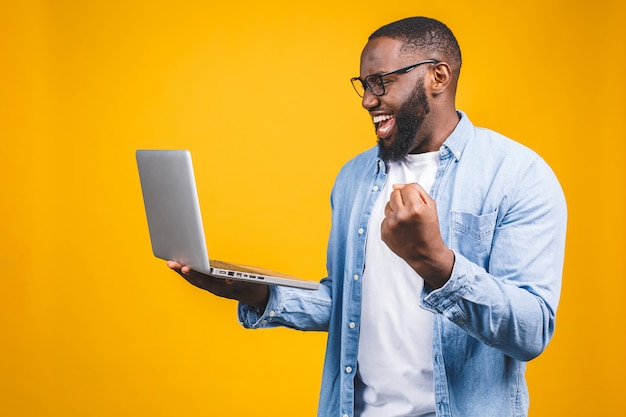 Tiro portátil de homem afro-americano usando configuração de