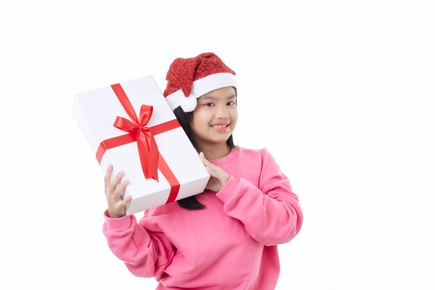 Animado y feliz Navidad chica asiática con un gorro de Papá Noel con caja de regalo