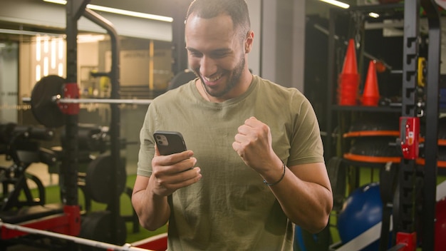 Animado feliz treinador afro-americano instrutor de ginástica cara esportista atleta masculino fisiculturista homem em