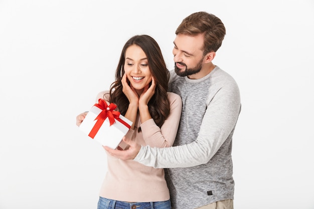 Foto animado jovem casal apaixonado, segurando a caixa de presente.