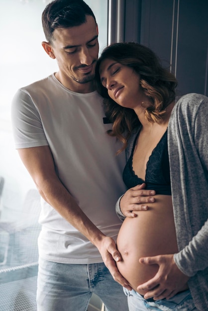 Animado jovem casal esperando um bebê