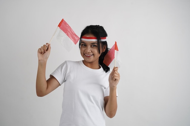 animado jovem mulher asiática segurando a bandeira da Indonésia no dia da independência da Indonésia