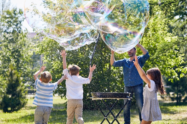 Animador de mediana edad entreteniendo a niños