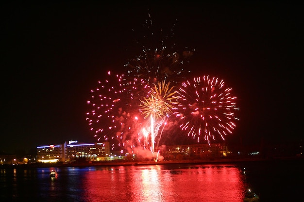 Animados fuegos artificiales multicolores sobre fondo negro