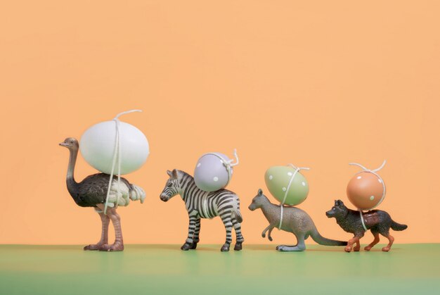 Foto animais (miniatura) carregando ovos de páscoa. ano novo e vintage