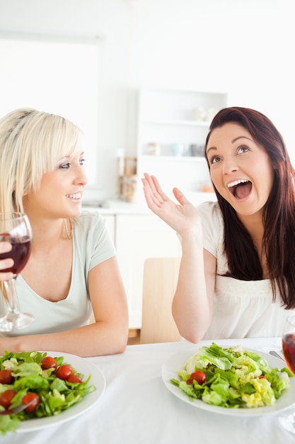 Animando a las mujeres bebiendo vino