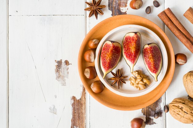 Anís del canela de las nueces en una placa de la vieja superficie de madera. copia espacio