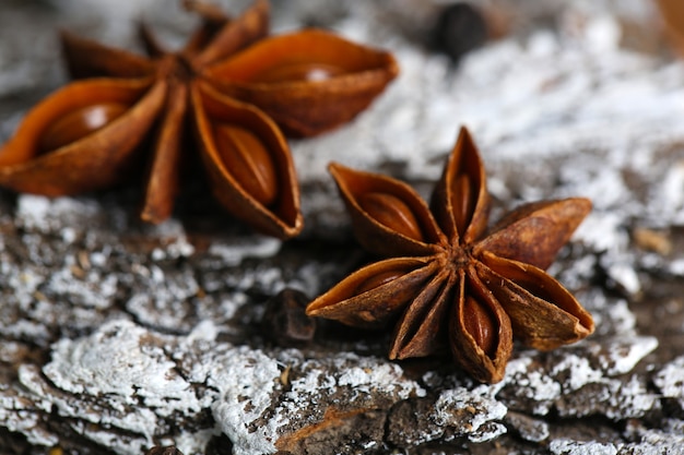 Anis estrelado em mesa de madeira