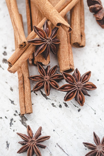 Anís estrellado y canela sobre fondo blanco de madera