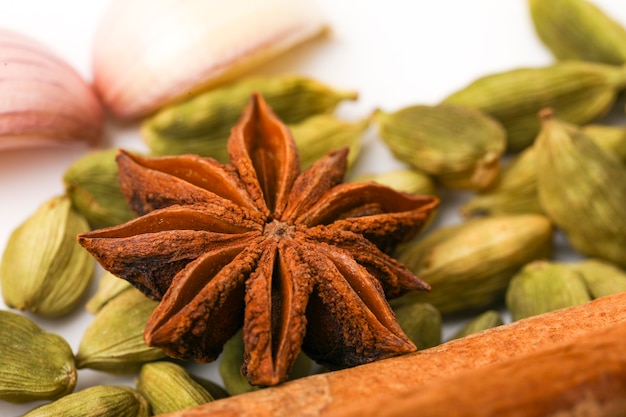 Anís estrellado especias frutas y semillas aisladas en primer plano de la superficie blanca.