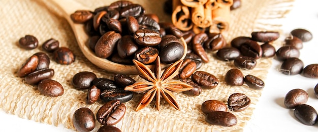 Anissterne und Zimt auf gerösteten Kaffeebohnen.selektiver Fokus .food