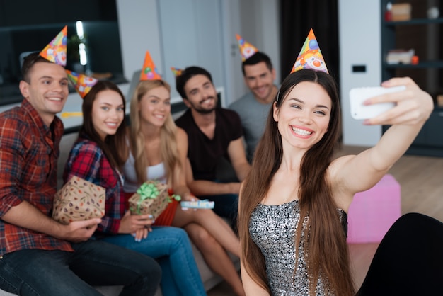 Aniversariante fazer selfie. festa de aniversário.