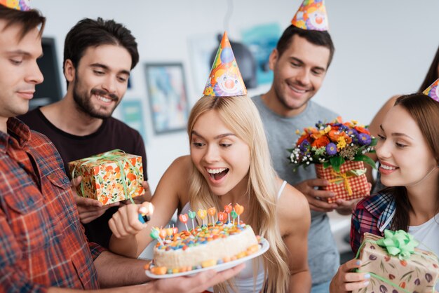 Aniversariante Incendeie Velas. Bolo De Aniversário Da Preensão Do Homem.