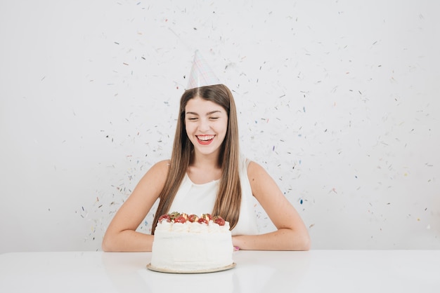 Foto aniversariante, posar, com, um, bolo