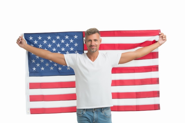 Aniversário da independência das nações. Homem feliz comemorar o dia da independência. Cara feliz segurar a bandeira americana isolada no branco. Dia da Independência. 4 de julho. Independência é felicidade.