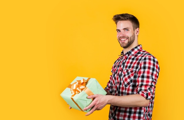 Aniversário de escolha fácil e conceito de celebração felicidade real homem de festa louco no feriado feliz conceito de dia dos pais jovem bonito e alegre com sorriso se divertindo em pessoas de festa e alegria