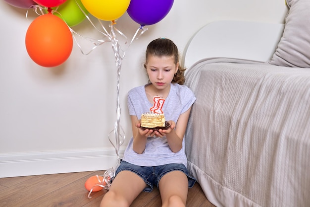 Aniversário de onze anos de idade pré-adolescente com um pequeno bolo e velas 11