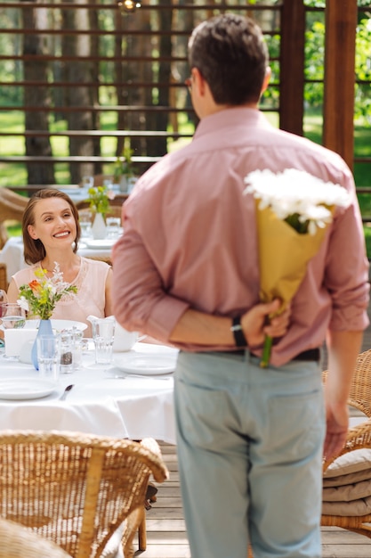 Aniversário de relacionamento. homem e mulher felizes e amorosos se sentindo bem enquanto comemoram o aniversário de relacionamento