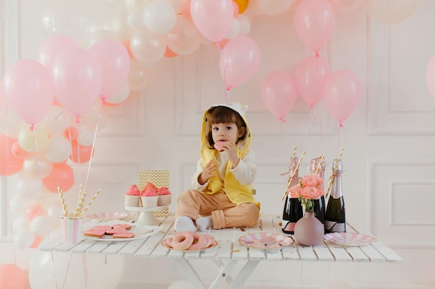 Aniversário de uma menina com decoração rosa Balões rosa mesa festiva infantil