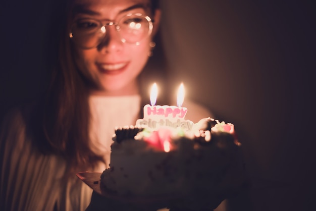 Aniversário. Meninas, com, um, bolo, com, velas, mulher jovem, segurando, prato, com, gostoso, bolo aniversário