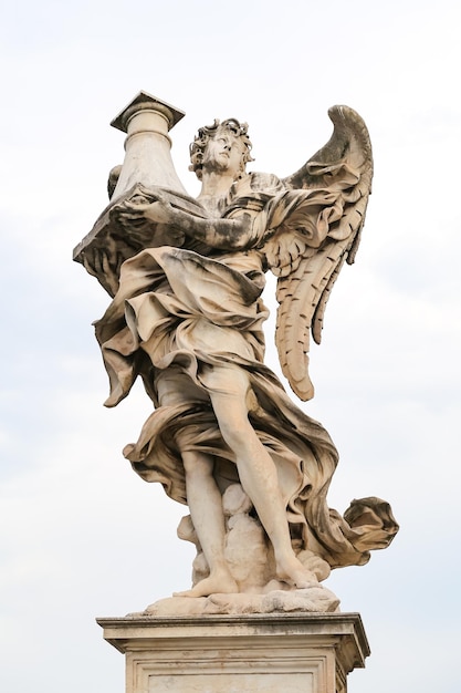 Anjo com a estátua da coluna na ponte Adriana Roma Itália