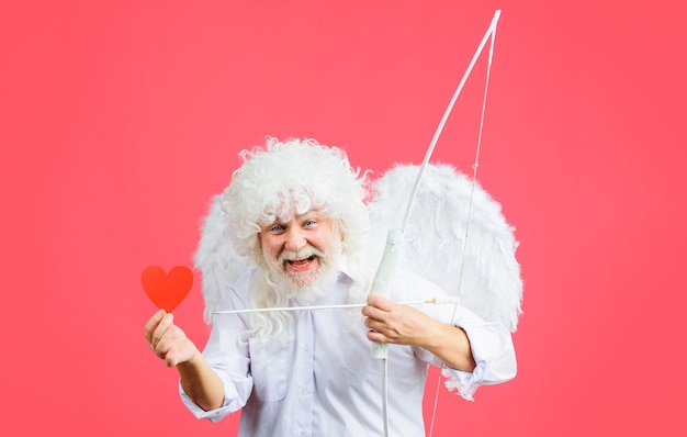 Anjo cupido do dia dos namorados com arco e flecha segura flecha de coração de papel de amor