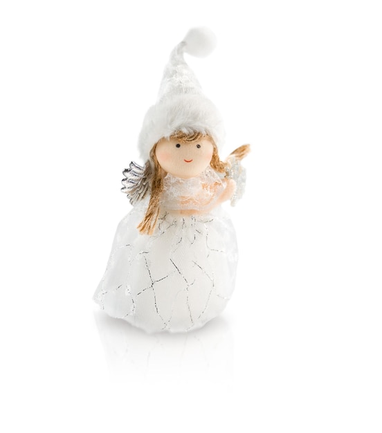 Anjo de brinquedo com vestido branco e boné isolado em fundo branco