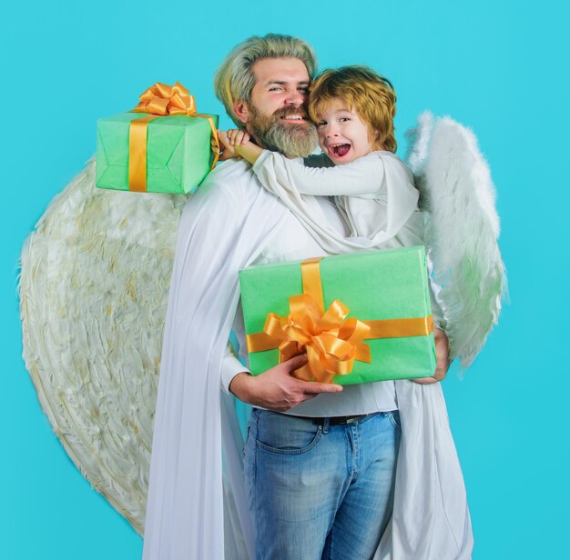 Anjo de criança e homem barbudo com presentes anjos de pai e filho em asas brancas dia dos namorados