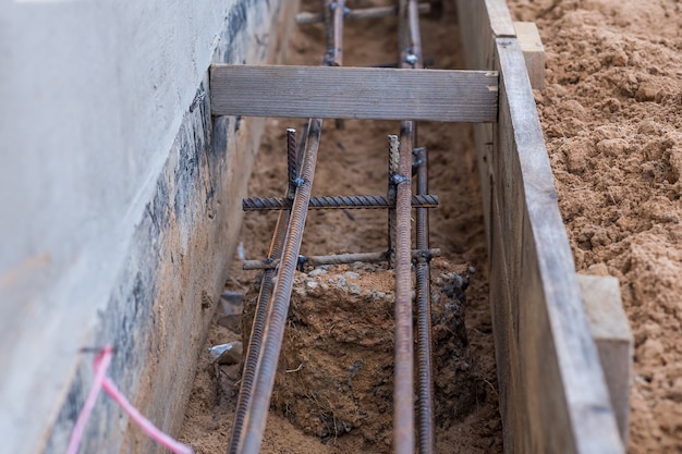 Anker in der Schalung für das Fundament. Bauen & Konstruktion