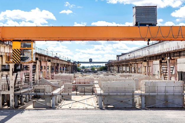 Anlage zur Herstellung von Stahlbetonplatten und Fundamentblöcken für den Großtafelbau Platten für den Bau von Stahlbetonkonstruktionen Industriebetrieb