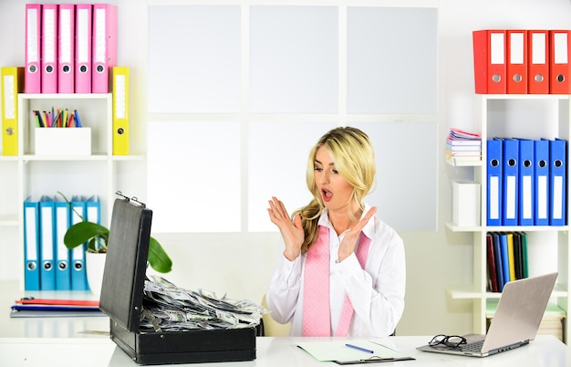 Anlageberater Geschäftsfrau, die im Büro vor dem Computer sitzt. Frau mit Dollargeld in der Tasche. Büro mit Wirtschaftsprüfer oder Finanzleute. Geschäftsfrau, die zu Hause arbeitet.