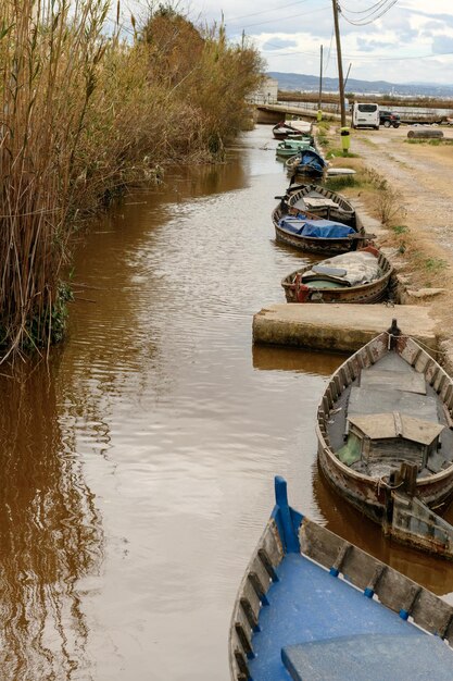 Anlegte Boote entlang eines Kanals in Albufera Valencia