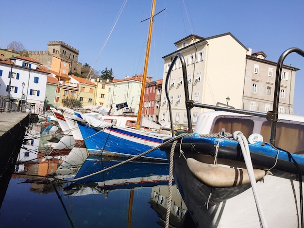 Anlegte Boote im Hafen gegen das Gebäude
