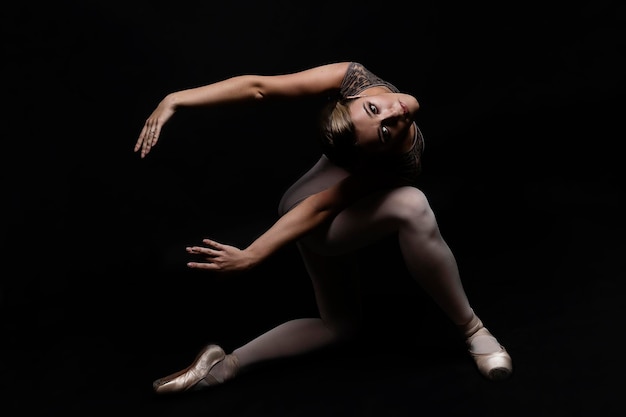 Anmut und Charme des Tanzes einer Ballerina in einem Fotostudio