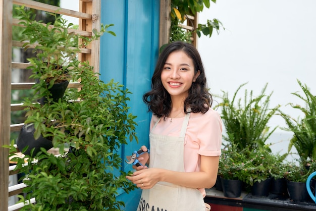 Anmutige Frau mit Gartenschere