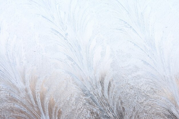 Anmutiger ausdrucksstarker natürlicher Winterhintergrund, Makrobeschaffenheit. Speicherplatz kopieren. Frostiges Muster auf Winterfensterglas