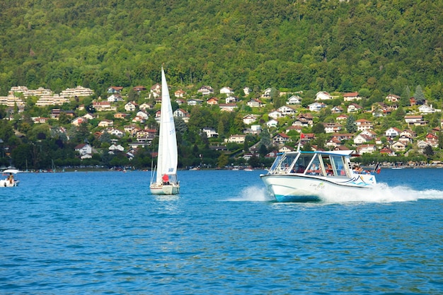 Annecy Francia 20 de agosto de 2020 Selectivo en lancha rápida cruzando el lago y las montañas de Annecy durante el verano