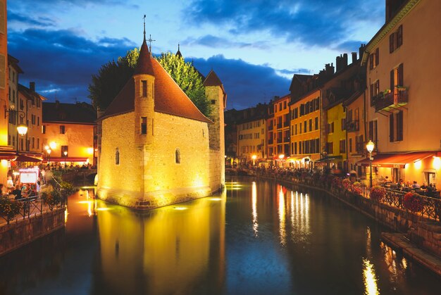 Annecy, frankreich, - 20. august 2020: palais de l'isle, beliebtes wahrzeichen in annecy, der hauptstadt von savoyen, genannt venedig der alpen, frankreich