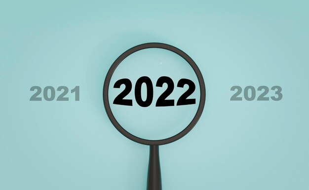 Año 2022 dentro del cristal de la lupa entre 2021 y 2023 sobre fondo azul para enfocar iniciar nuevos negocios en concepto de año nuevo por renderizado 3d.