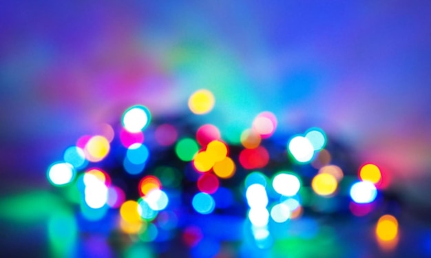 Ano novo 2021. Fundo desfocado abstrato - bokeh de guirlandas. Linda luz, banner de Natal de ano novo, cartão de felicitações. Foco suave, textura, imagem horizontal, espaço de cópia