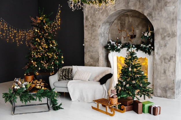 Ano novo 2022 natal Sala da casa decorada para as férias Muitos presentes debaixo da árvore e lâmpadas