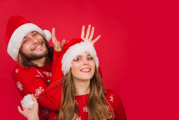 Ano novo casal feliz presentes de natal caixa de presente anunciando homem mostra relações de emoções de língua