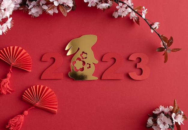 Ano Novo Chinês do Coelho Ano 2023 com fãs de coelho dourado e flor de ameixa Copiar espaço