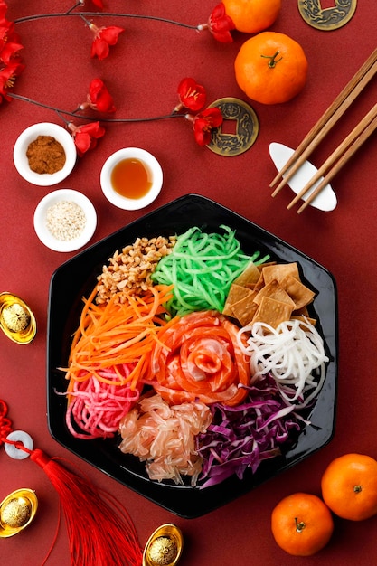 Foto ano novo chinês lou sang æ zc”y yusheng celebração de comida tradicional para bênção vista superior conceito de ano novo chinês