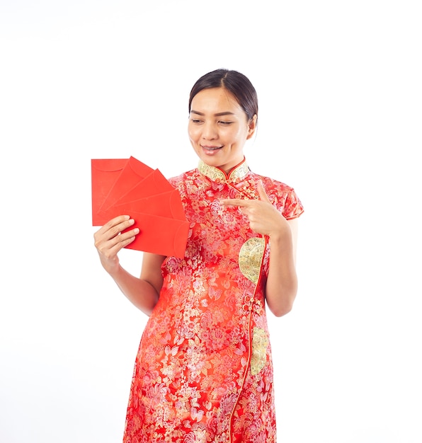 ano novo chinês mulher segurando o envelope vermelho